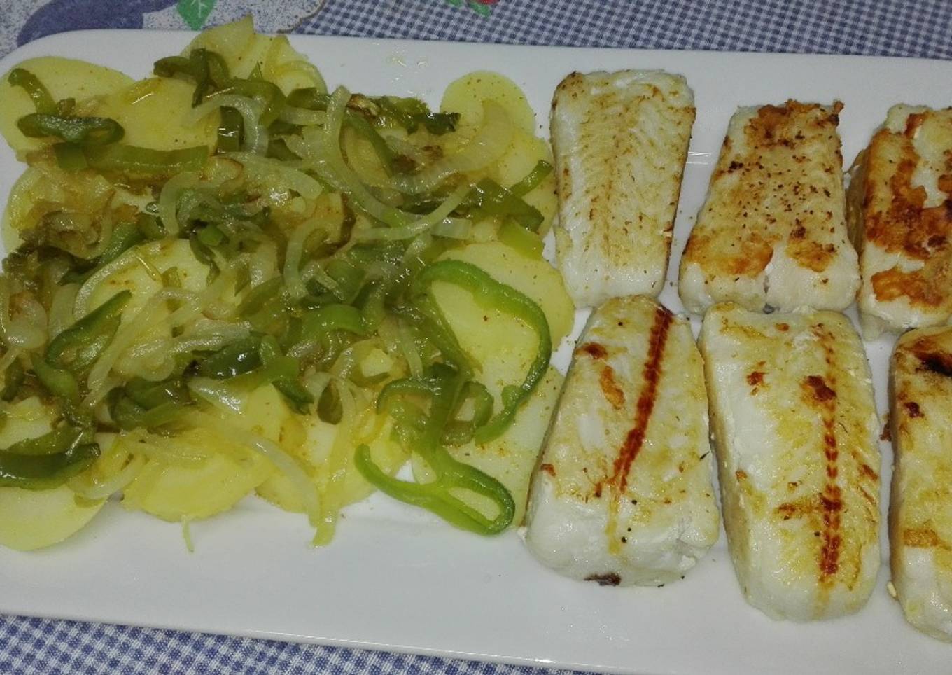 Merluza a la plancha con patatas a lo pobre saludables