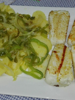 Una foto de Merluza a la plancha con patatas a lo pobre saludables