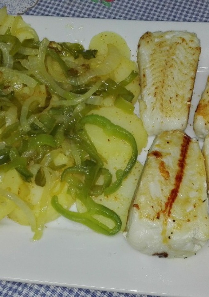 Una foto de Merluza a la plancha con patatas a lo pobre saludables