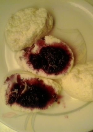A picture of Rasbaris (milk balls) with cherry sauce.