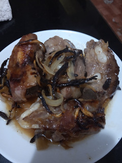 Una foto de Costillar con cebolla