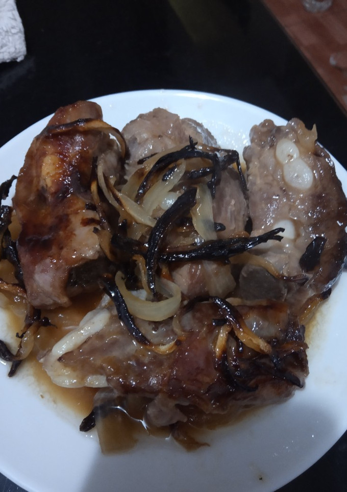 Una foto de Costillar con cebolla