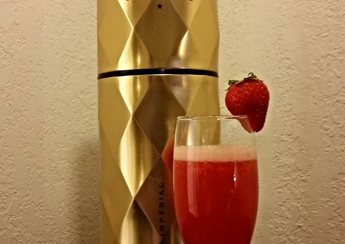 Recipe of Award-winning STRAWBERRY SPARKLER