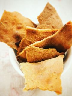 A picture of Quinoa Crackers with Rosemary.