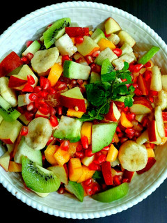 मिक्स फ्रूट खट्टी मीठी चाट (mixed fruit khatti meethi chaat reicpe in Hindi) रेसिपी मुख्य फोटो