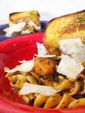 Fusilli cremoso con bacon y calabaza