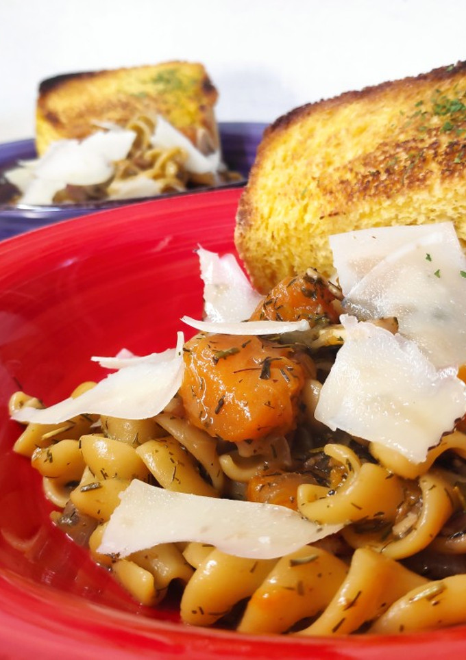 Una foto de Fusilli cremoso con bacon y calabaza