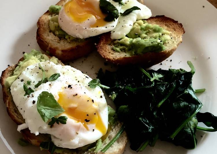 Recipe of Quick Poached Eggs with Avocado and Spinach