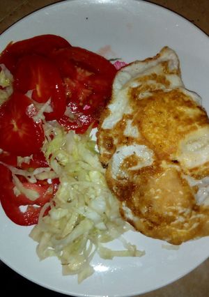 A picture of Fried egg with salad#localfoodcontest-mombasa.