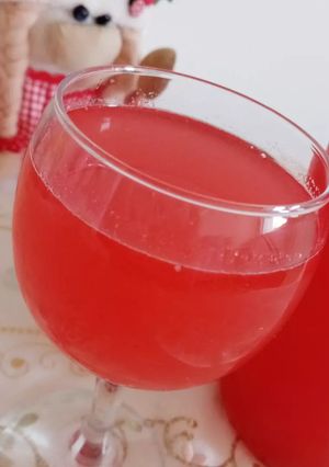 O poză a rețetei Limonadă din capşuni și vişine.