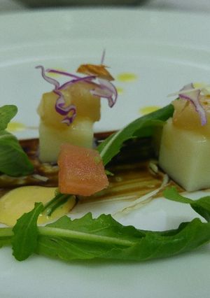 Una foto de Entrada de queso de cabra, rúcula y peras caramelizadas
