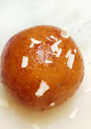 A picture of Gulab jamun.