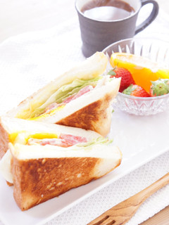 A picture of BLT Sandwich in a Frying Pan.