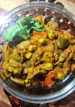 A picture of Baingan ki Sabzi with Matar.