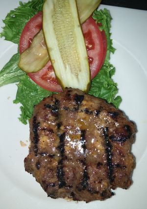 A picture of Easy Jalepeno- Cheddar Bratwurst burger.