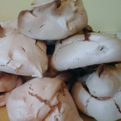 A picture of Easy meringues.