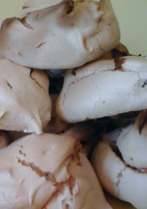 A picture of Easy meringues.