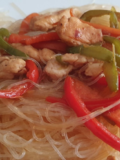 Una foto de Fideos vegetales con verduras y pollo