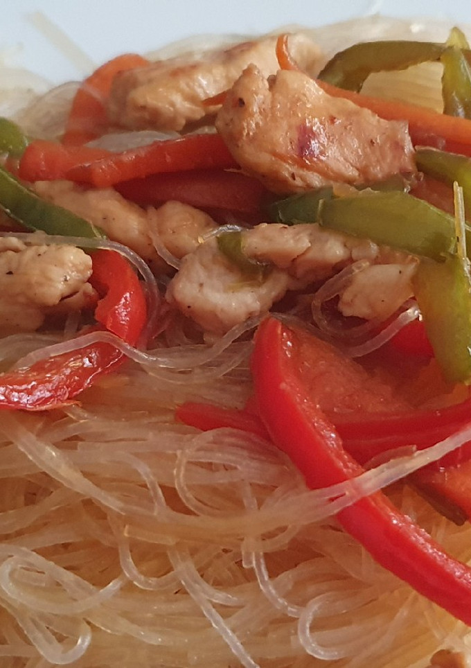 Una foto de Fideos vegetales con verduras y pollo