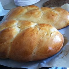 A picture of Challah Bread.