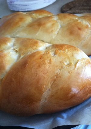 A picture of Challah Bread.