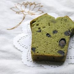 A picture of Japanese-style Cake with Matcha and Kuromame.