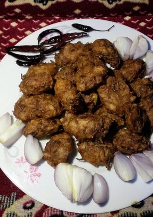 আলুর খোসা সহ পাকোড়া রেসিপির প্রধান ছবি