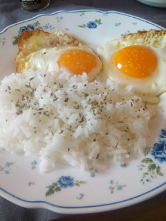 Una foto de Huevos fritos con arroz