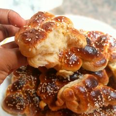 A picture of Braided egg buns.