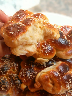 A picture of Braided egg buns.