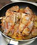 Pescado sudado relleno de verduras y papas
