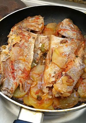 Una foto de Pescado sudado relleno de verduras y papas