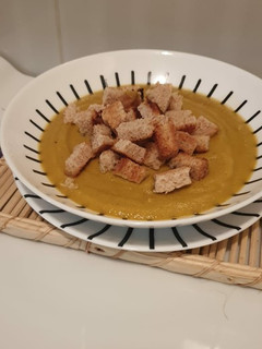 Foto principal de Crema de aguacate con calabacín al curry