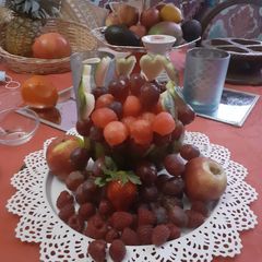 A picture of Valentine fruit basket.