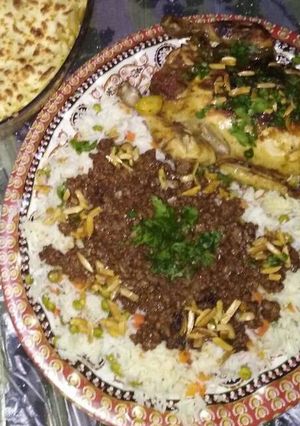صورة لوصفة رز ابيض ببازيلا وجزر مغطى باللحمة المفرومة