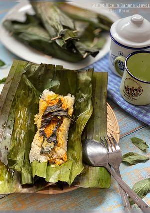 A picture of Grilled Rice in Banana Leaves/Nasi Bakar.