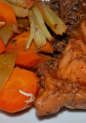 Una foto de Pollo en su jugo con manzana y vegetales