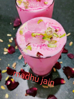 गुलाब लस्सी (Gilab Lassi recipe in hindi) रेसिपी मुख्य फोटो