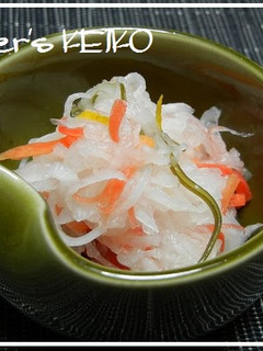 A picture of [Farmhouse Recipe] Celebratory Red and White Namasu (Marinated Daikon and Carrot Salad).