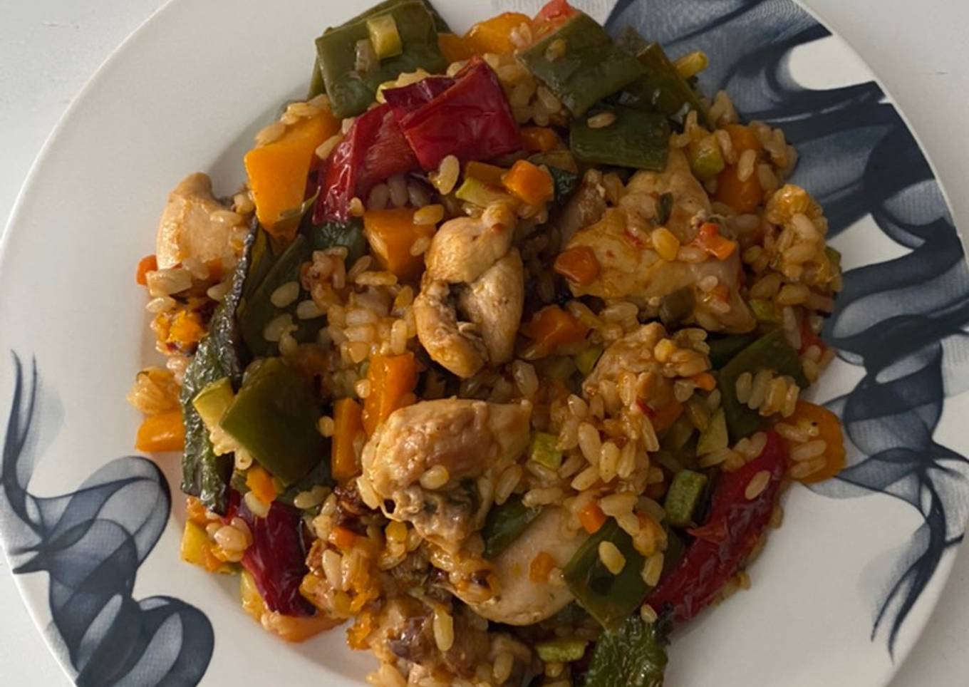 Paella de verduras y pollo aromático