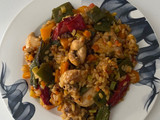 Paella de verduras y pollo aromático