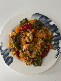 Una foto de Paella de verduras y pollo aromático