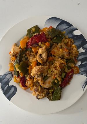 Una foto de Paella de verduras y pollo aromático