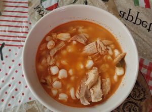 Una foto de Pozole rojo con pollo🐓