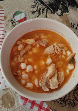 Una foto de Pozole rojo con pollo🐓