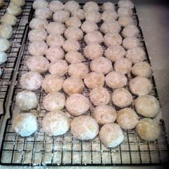 A picture of Walnut Butterballs (snowballs).