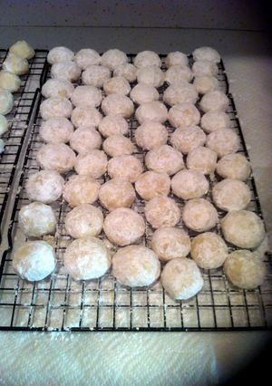 A picture of Walnut Butterballs (snowballs).