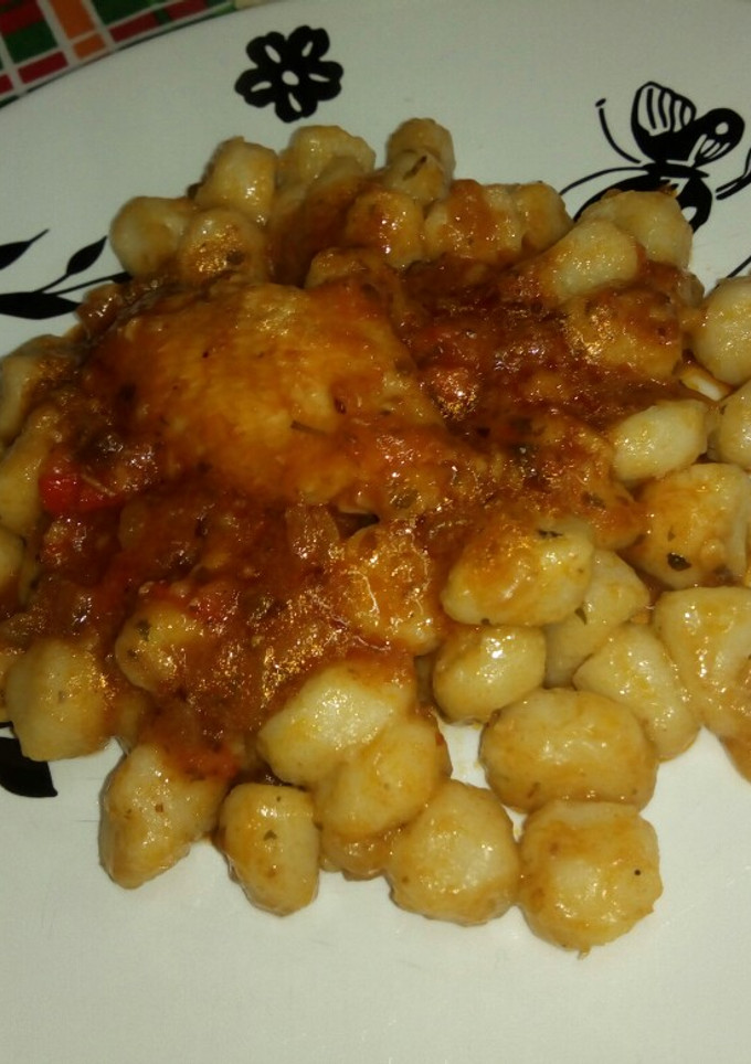 Una foto de Ñoquis caseros con salsa de pollo