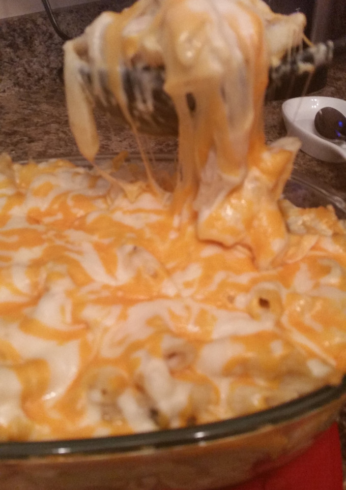 A picture of Cheesy tuna casserole.