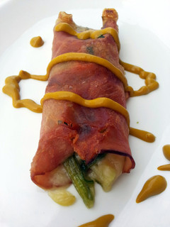 A picture of Spinach And Mushroom With Cheese Ham Roll.